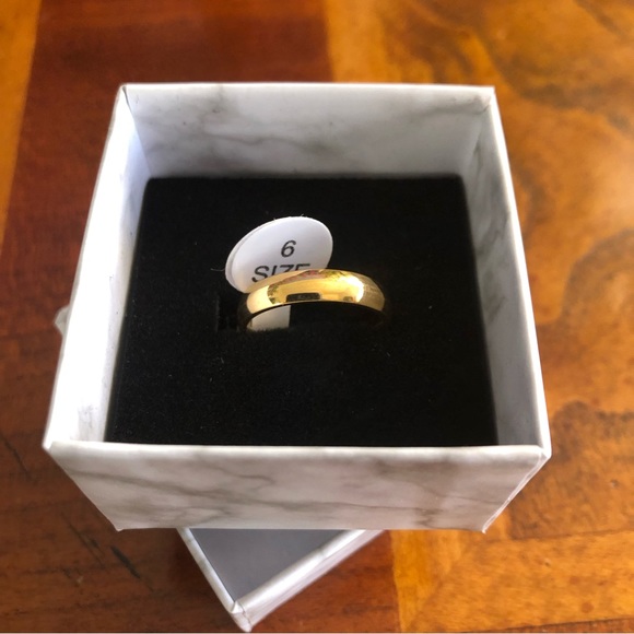 Jewelry - Ladies 18kt solid yellow gold 4mm classic dome wedding band NWT 6